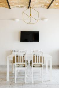 una sala da pranzo bianca con tavolo bianco e 2 sedie di LaVistaDeiSogni Antica a Celano