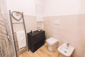 un piccolo bagno con un water e un lavandino di Residenza Macos a Siracusa
