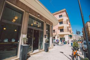 vista su un negozio di vox su una strada della città di Residenza Macos a Siracusa
