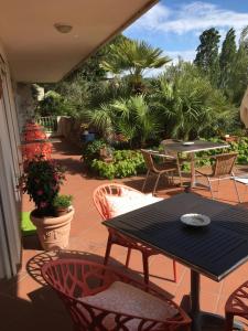 a patio with a table and chairs and plants at Hotel Le Palme " Adults only " in Grado