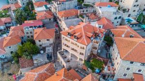 einen Blick über eine Gruppe von Gebäuden mit orangefarbenen Dächern in der Unterkunft Villa Dulcinea in Ulcinj