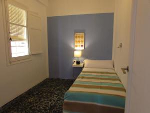 クリェラにあるCullera Beach by Zagal Apartmentsのベッドと窓が備わる小さな客室です。