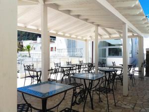 TV a/nebo společenská místnost v ubytování Odysseus Hotel