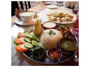 Makanan di atau di tempat lain dekat hotel