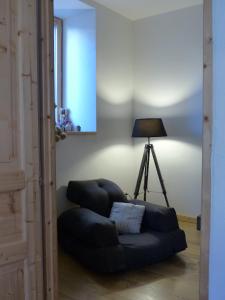 sala de estar con silla y lámpara en Gite de l'Amistat, en Vicdessos