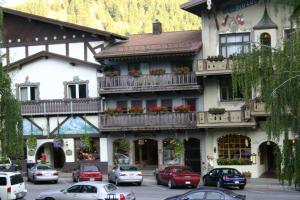 a building with cars parked in front of it at Der Sportsmann Suites in Leavenworth