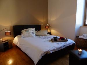 Un dormitorio con una cama con una bandeja de fruta. en Gite de l'Amistat, en Vicdessos