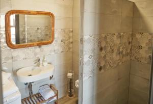 Koupelna v ubytování Casas Rurales Maribel - Complejo Moradas del Cerro 2 - Suites con Jacuzzi en Alcalá del Júcar