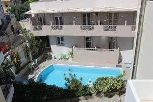 Θέα της πισίνας από το El Greco Apartments ή από εκεί κοντά