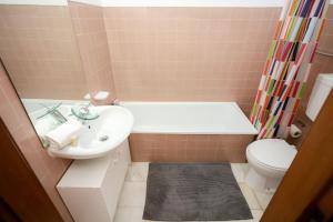 Et badeværelse på Figueira da Foz Sunset Apartment + 42 billeder