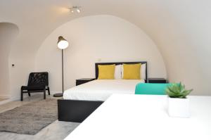 A bed or beds in a room at NoHo 132 Serviced Apartments by Concept Apartments