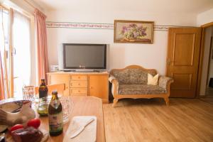 ein Wohnzimmer mit einem Sofa und einem TV in der Unterkunft Ferienwohnung Haus Sonja in Ramsau bei Berchtesgaden