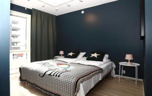 um quarto com paredes azuis e uma cama com estrelas em City center Oslo, Luxury Sørenga with sea view, 2 toilet, 2bedrooms em Oslo