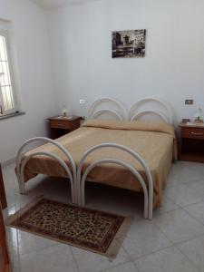 een slaapkamer met een groot bed met een metalen frame bij SANTU LUISU iun P2230 in Galtellì