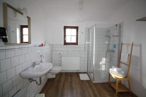 Koupelna v ubytování Ferienhof-Kühn + 34 fotografií
