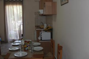 Кухня или мини-кухня в El Greco Apartments
