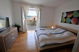 - une chambre avec un lit, une télévision et un balcon dans l'établissement Bella Vita, à Korčula