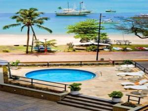 En udsigt til poolen hos Flat Beira Mar Golden Fortaleza eller i nærheden