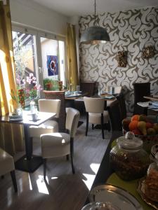 a dining room with tables and chairs in a restaurant at Gaestehaus Klaus in Mendig