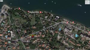 una vista panoramica di una mappa di una città vicino all'acqua di LG apartment a Stresa