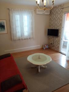 sala de estar con mesa de centro y sofá en Apartment Viki, en Makarska