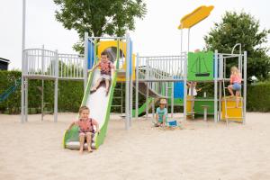 Herní místnost nebo prostor pro děti v ubytování Camping Scheldeoord + 22 fotografií