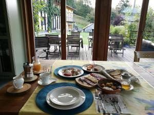 una mesa con platos de comida encima en Posestvo Laz - The Laz Estate, en Voglarji