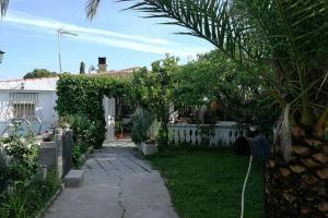 um jardim com uma cerca e uma casa em Casa de Campo Talavera em Talavera de la Reina