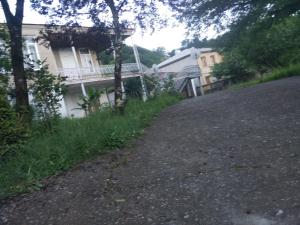 Bangunan di mana terletaknya rumah tamu ini