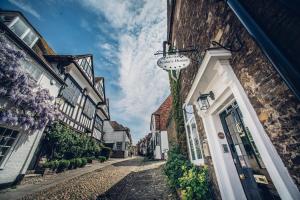 an alley with buildings and a sign on a pole at Jeakes House in Rye