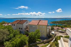 a view of a town with a body of water at Apartmani Mirta in Dramalj
