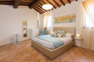 een slaapkamer met een groot bed in een kamer bij Casa Vacanze Montefalco Il Borgo in Montefalco