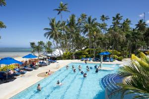 un grupo de personas en una piscina en un complejo en Fiji Hideaway Resort & Spa, en Tangangge