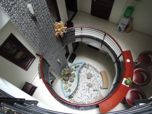 uma vista superior de uma escada em espiral com uma mesa em Alupoint Hotel em Cidade de Ho Chi Minh