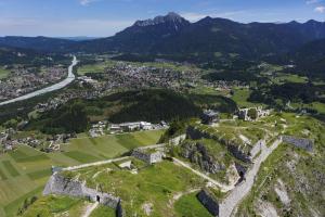 una vista aérea de un castillo en la cima de una montaña en Blick auf Ehrenberg, en Reutte