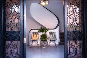 马略卡岛帕尔马VILLA BONANOVA by Priority的一个带两把椅子的开放式门和植物