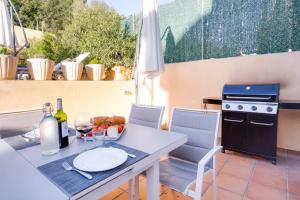 eine Küche mit einem Tisch und einem Herd in der Unterkunft VILLA BONANOVA by Priority in Palma de Mallorca
