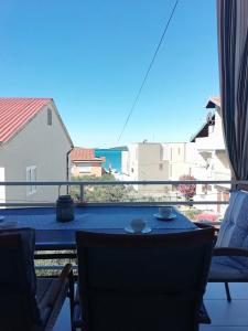 balkon ze stołem i krzesłami w obiekcie Apartment Jasenka w mieście Brodarica