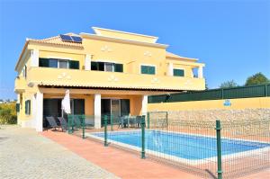 een villa met een zwembad voor een huis bij Villa Luna in Almancil