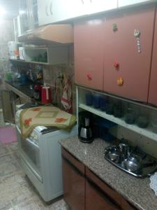 Dapur atau dapur kecil di Hostel Mota