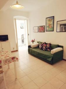 a living room with a green couch and a table at Riva Trigoso Mare in Sestri Levante