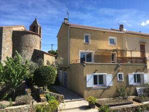 una vecchia casa con una torre e una torretta di indé no a Sari Solenzara