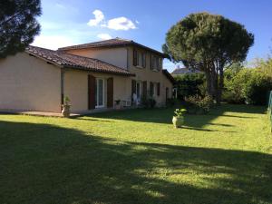 una casa con un patio con un jarrón en el césped en Le paradis de la Provence en Verenay