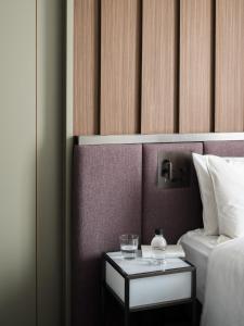 une chambre avec un lit et une table avec des verres dessus dans l'établissement Bespoke Hotel Shinsaibashi, à Osaka