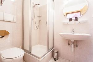 La salle de bains est pourvue d'une douche, de toilettes et d'un lavabo. dans l'établissement Gasthof Steg, à Campodazzo