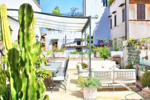 un patio con tavolo, sedie e cactus di Di Rienzo Pantheon Palace a Roma