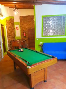 a ping pong table in a room with a green at Casa rural el turmell in Xert