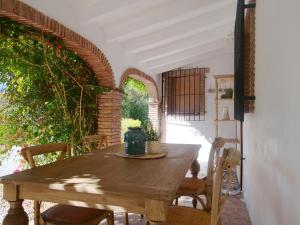 una mesa de madera con un jarrón encima en La Perla Andaluza, en Alcaucín