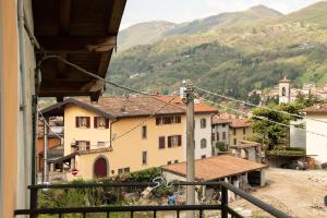 desde el balcón de una ciudad con montañas en Feel at Home - VILLA VERBENA, en Monasterolo del Castello