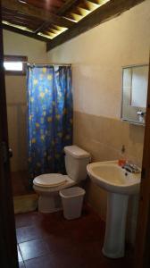 a bathroom with a toilet and a sink at Finca Lindos Ojos in Estelí